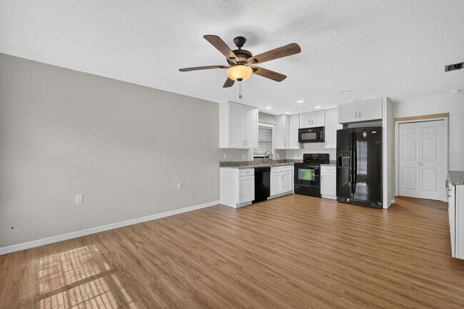 Building Photo - 2/2 Duplex in Umatilla w/ Private Fenced Yard & Dual Screened Patios!