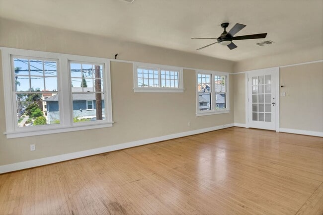 Building Photo - Great upstairs bungalow in Hillcrest with one car garage!