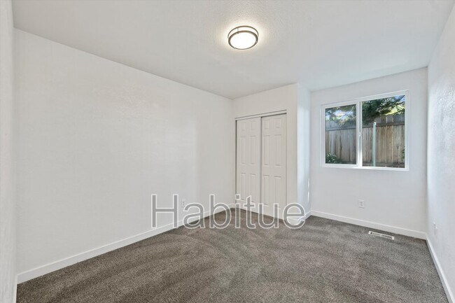 Building Photo - 2041 E Oakridge Ct