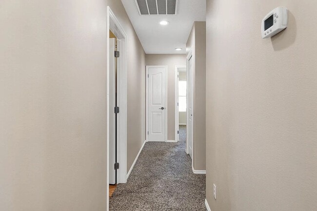 Building Photo - Spacious 3-Bedroom Home with Incredible Garage & Prime Location!