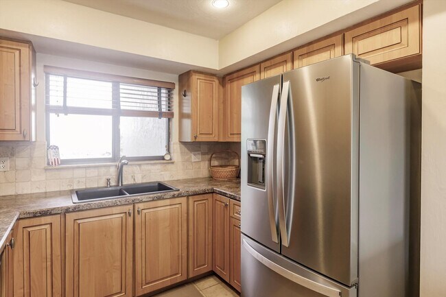 Building Photo - Enjoy great amenities with your annual rental