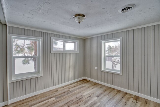 Building Photo - Crisp Remodeled 3-Bdr in Heart of Sisters!