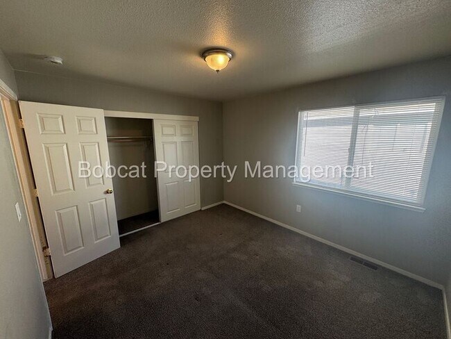 Building Photo - 3919 Pheasant Dr