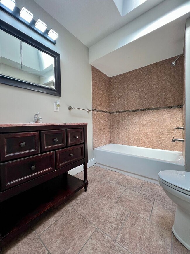 Building Photo - Gorgeous 3-Bedroom Townhome in Juniata! Available NOW!