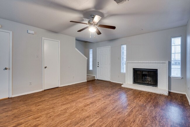 Building Photo - Uptown Townhome - 2BD / 2.5BA - Near Downt...