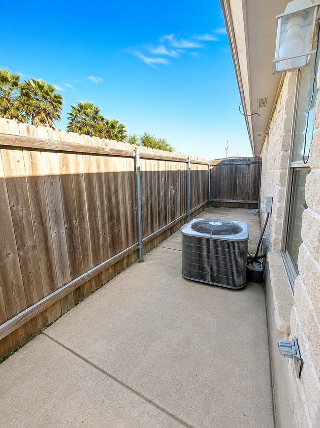 Building Photo - 604 Horizon Peak