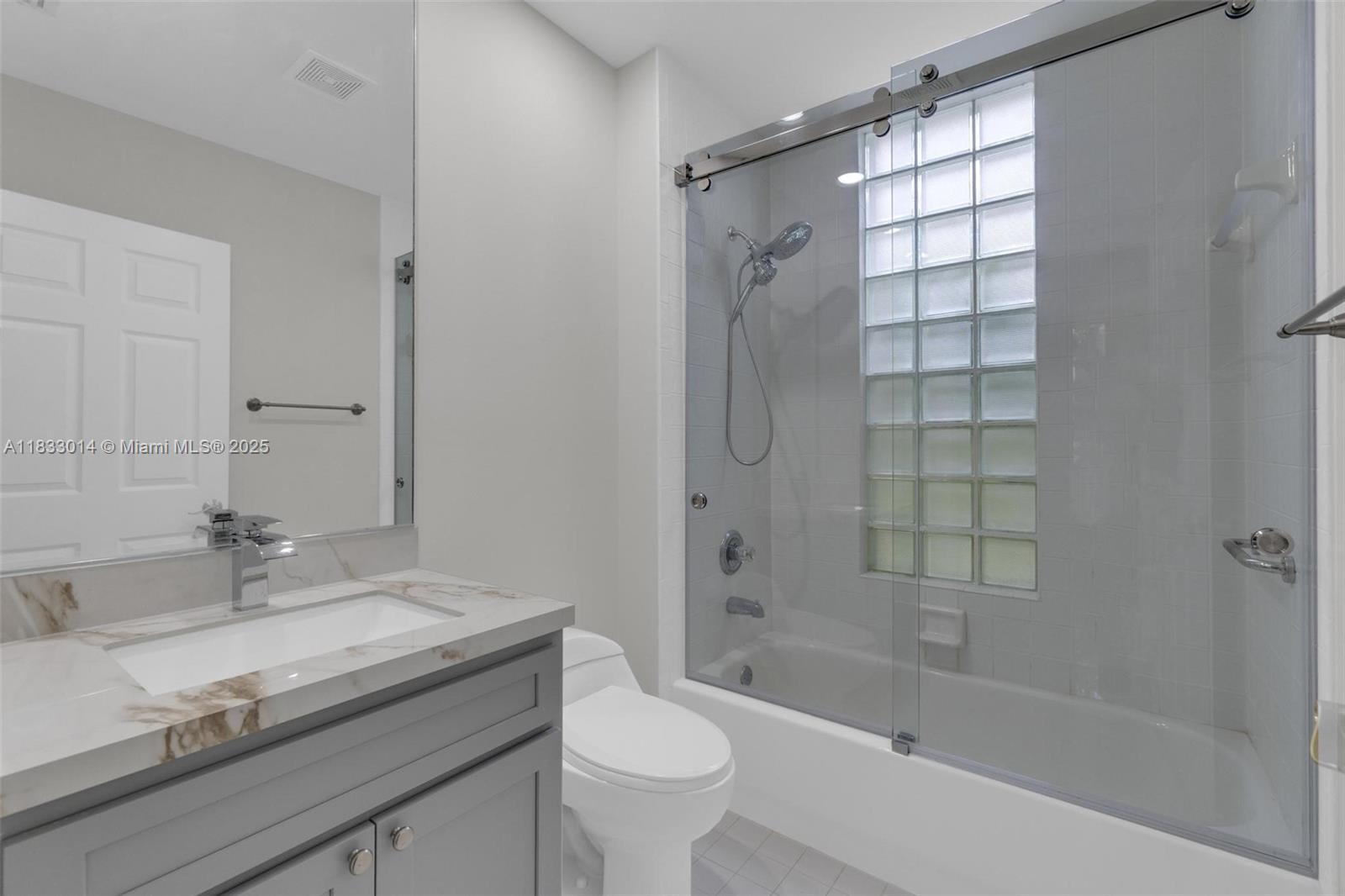 Building Photo - 2553 Bay Pointe Dr