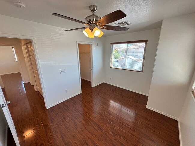 Building Photo - Beautiful 5Bed/2.5Bath/2Car home located near Seven Hills