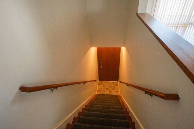 Building Photo - Large Clean Open Hillsdale apartment, Big ...