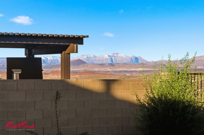 Building Photo - 4 Bedroom Home with Gorgeous Views