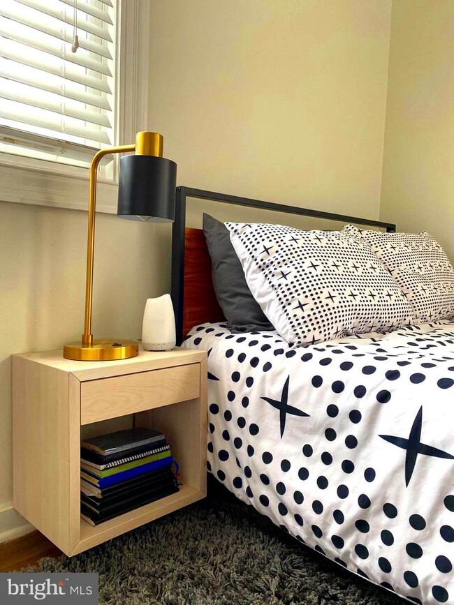 Building Photo - 903 S Frederick St