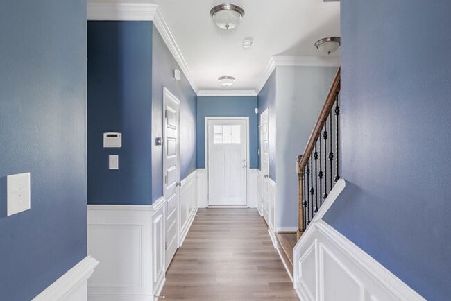 Building Photo - Gorgeous Moseley Townhome with Low-Maintenance Living!