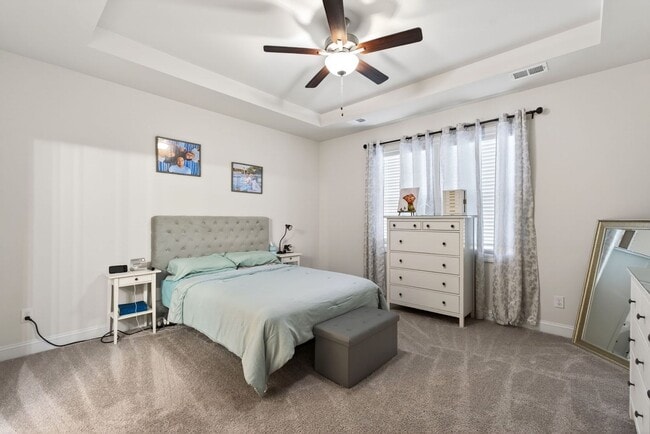 Building Photo - Like New 4BR Ranch with Modern Finishes & Prime Location in Elgin