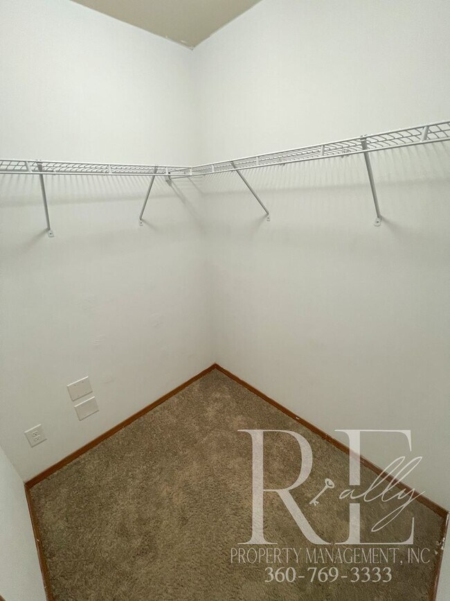 Building Photo - Spacious 3 bedroom