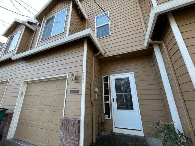 Building Photo - Super-Cute Townhouse! 3 bed + 2.5 baths w/ Fantastic Floor Plan! (A/C & Washer / Dryer included!)