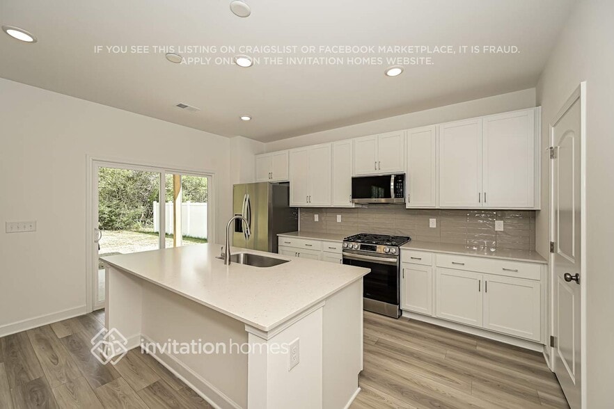 Building Photo - 208 E Millbrook Dr
