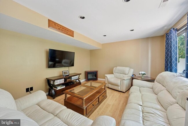 Building Photo - 379 Glen Meadow Rd