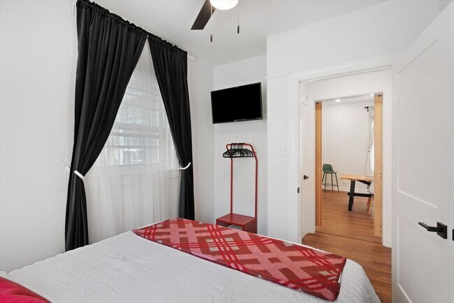 Building Photo - Recently updated and fully furnished Midto...