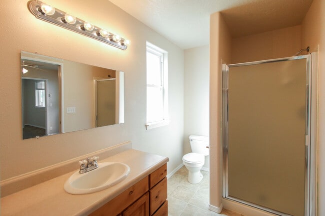 Building Photo - Fantastic 4-Bedroom, 3.5-Bath Home In Great Neighborhood!