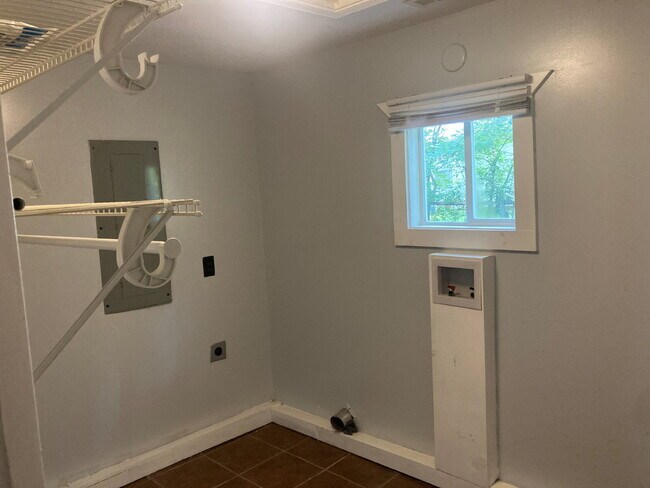 Building Photo - 3 Bedroom, 1 Bath House for Rent – Cozy & Convenient!