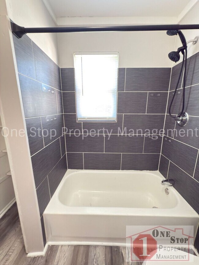 Building Photo - Beautiful 3 Bedroom 2 Bathroom Home in Blu...