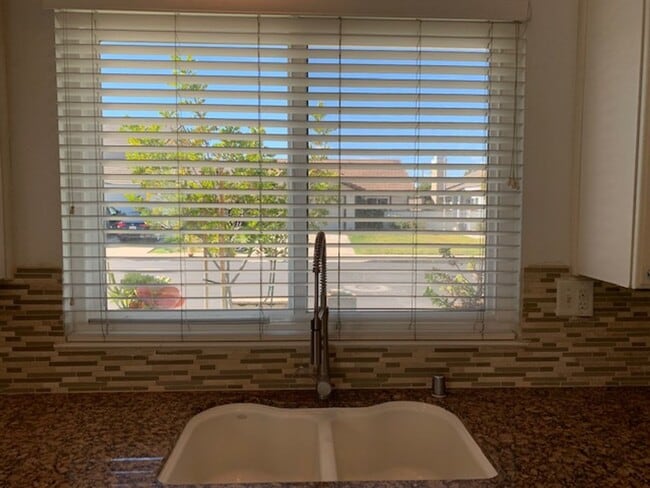 Building Photo - Moorpark 3 Bedroom Single Story with Private Backyard