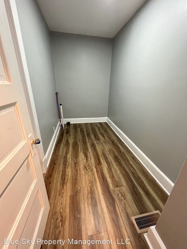 Building Photo - 4 br, 2 bath House - 2103 S Burlington