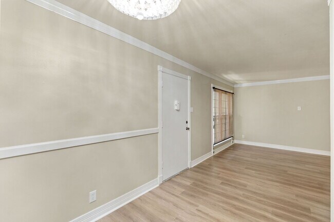 Building Photo - 8702 Village Dr
