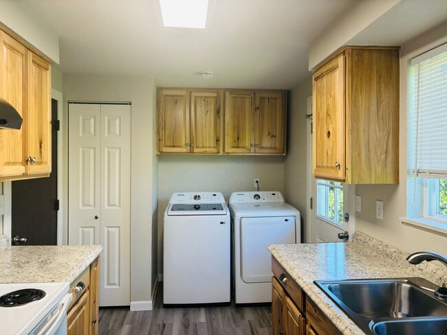 Building Photo - Cute 2 bedroom west Roseburg duplex with carport