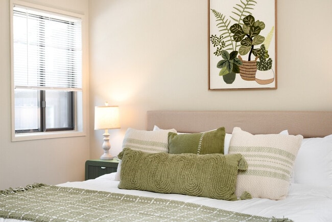 Building Photo - 2348 S Vermont St