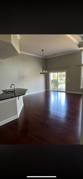 Living Room/Eat in Kitchen - 313 Thornhill St