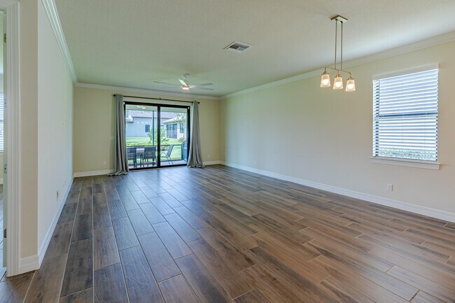 Building Photo - 740 S E Boboli Way