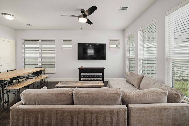 Building Photo - Modern condo, great location, fully Furnis...