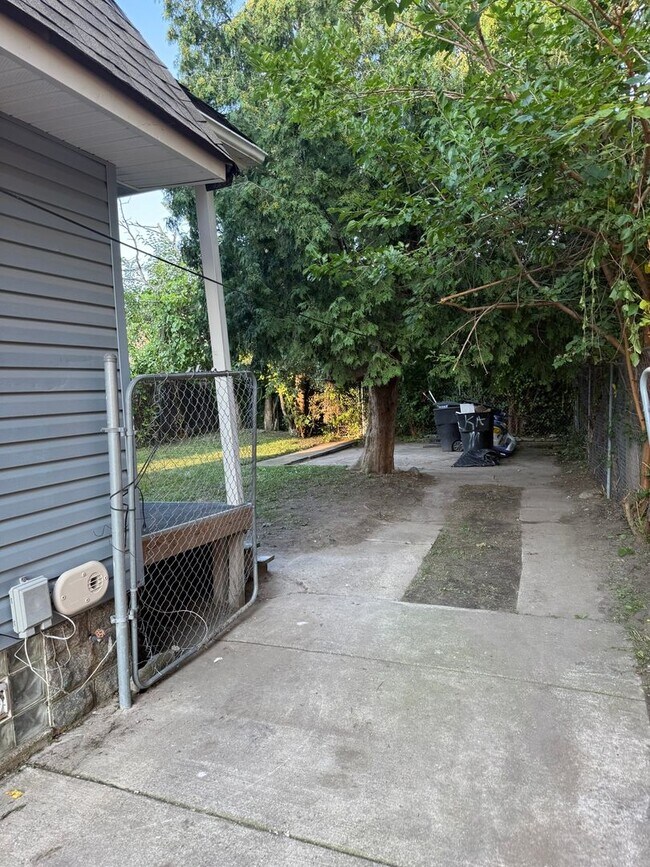 Building Photo - 12722 Birwood St