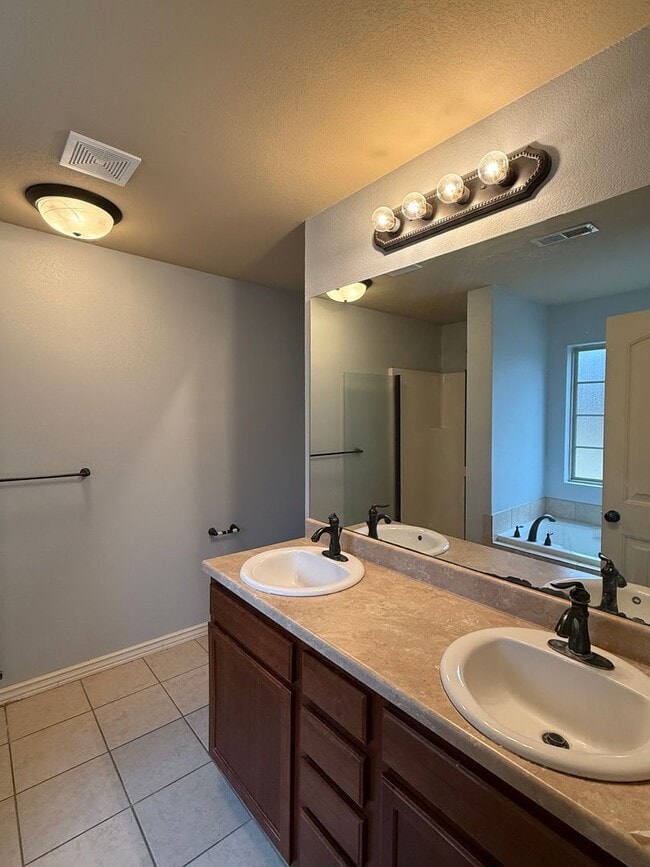 Building Photo - Now Pre-leasing for Mid-April