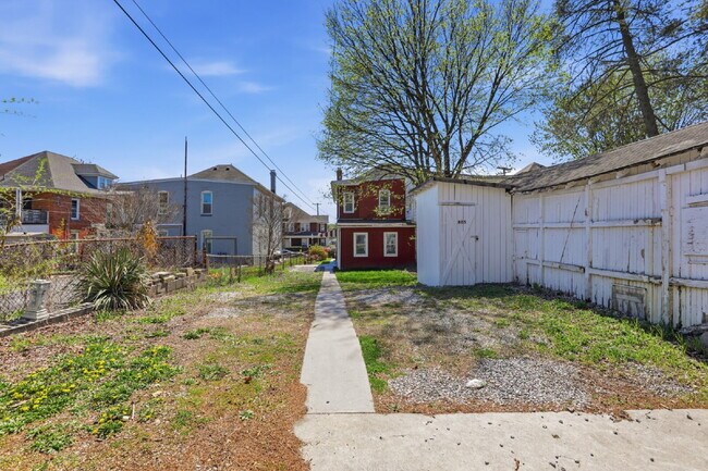 Building Photo - Beautiful Duplex with Charm
