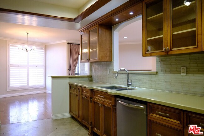 Building Photo - 4444 Wilshire Blvd
