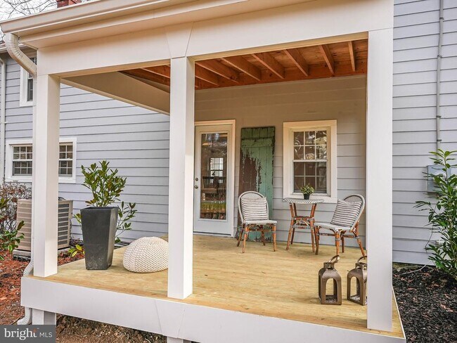 Building Photo - 102 N Rogers St