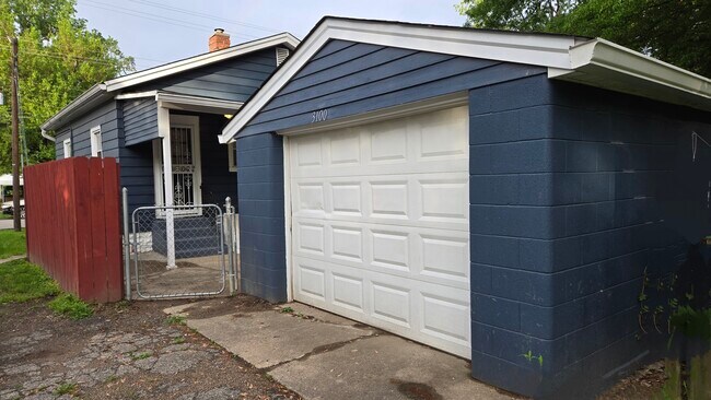 1 car garage - 3100 Montana Ave