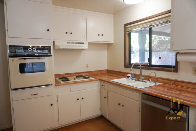 Building Photo - 7479 Skycrest Ct