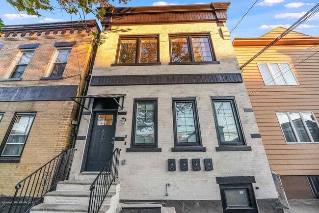 Building Photo - 172 Mallory Ave