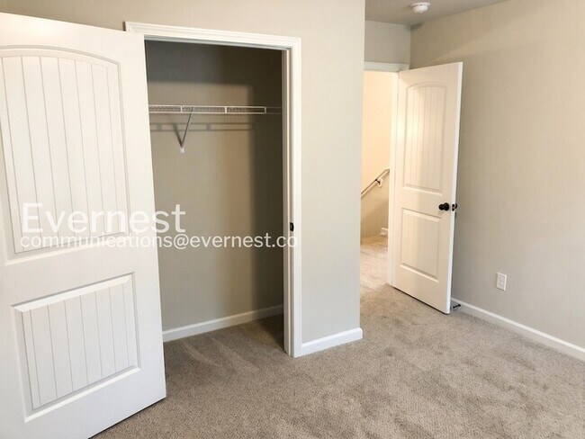 Building Photo - 4 Bed/2.5 Bath Home with Garage / Pet-Friendly / Vouchers Accepted / Available Now!