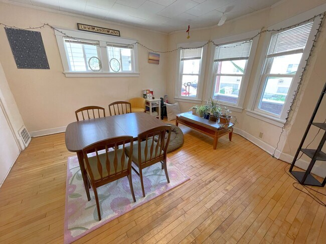 Building Photo - 1318 St James Ct