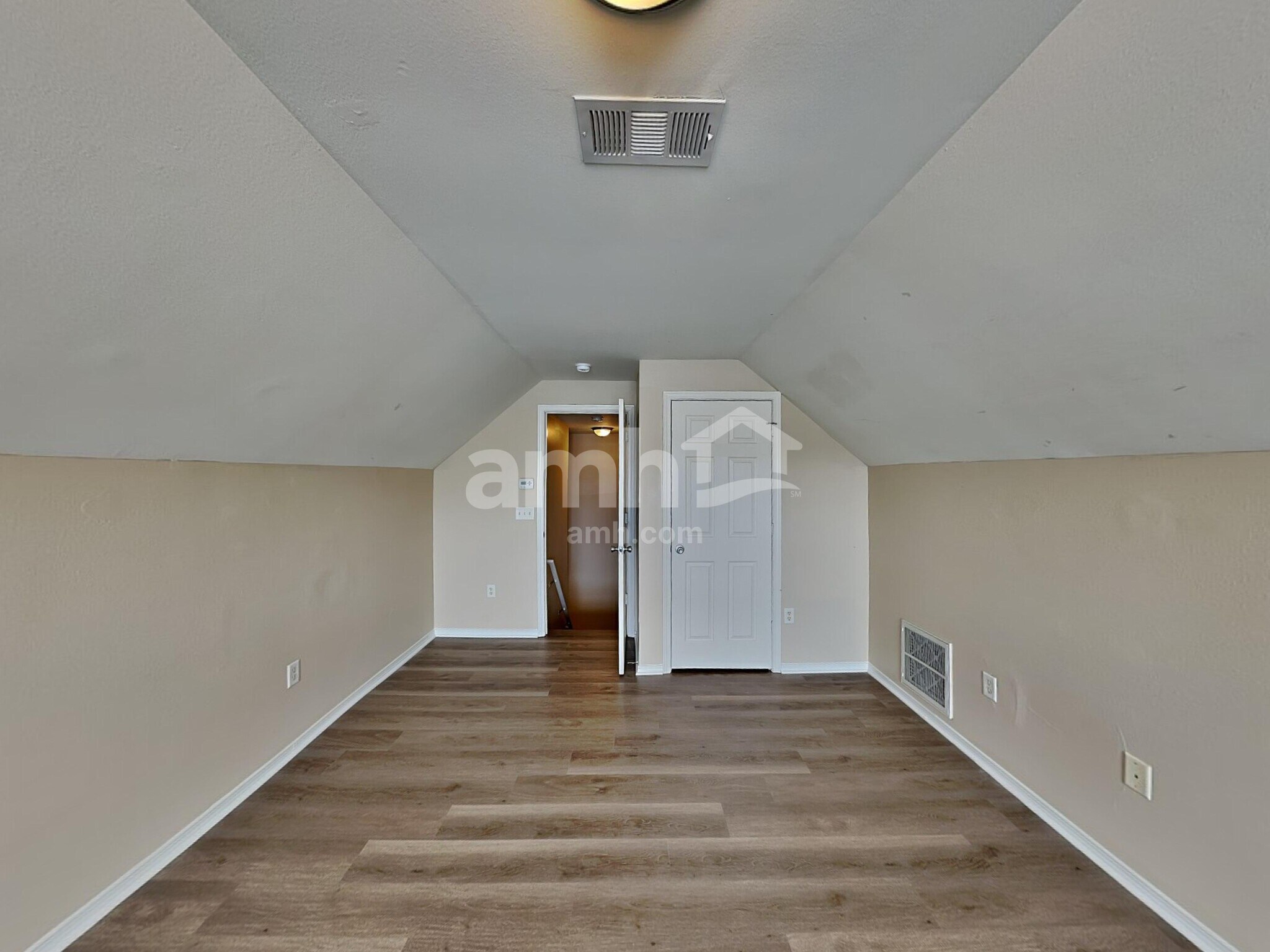 Building Photo - 10916 Thousand Oaks Dr