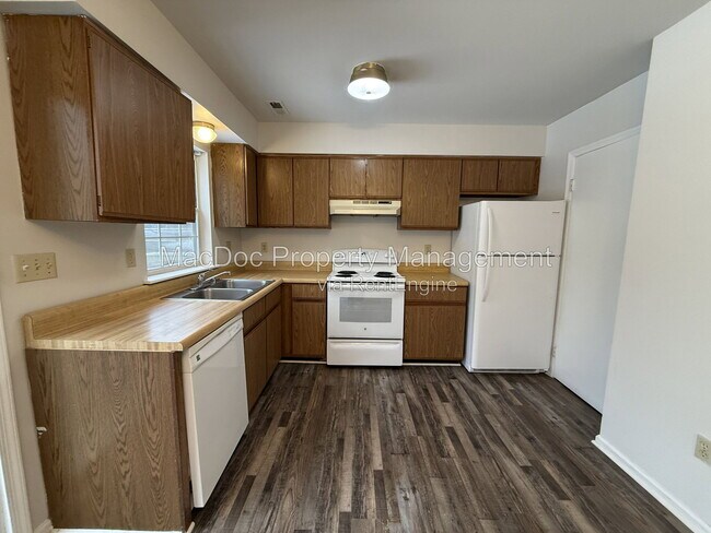 Building Photo - 5230 King's Wood Ln