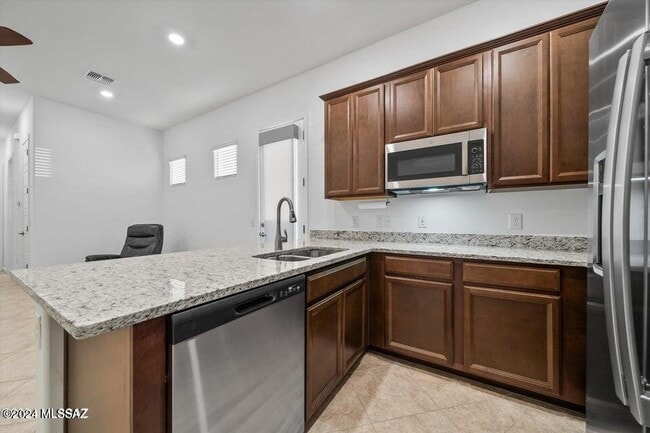 Building Photo - 10623 N Iron Peak Dr