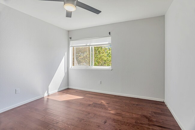 Building Photo - 363 Eden Roc Dr