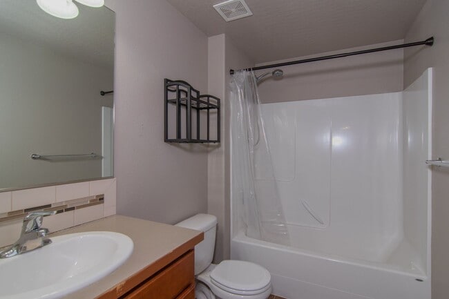 Building Photo - Single floor living 3 Bed 2 Bath home with...