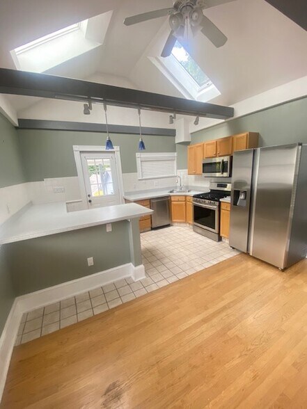 Building Photo - 13 Saint James St