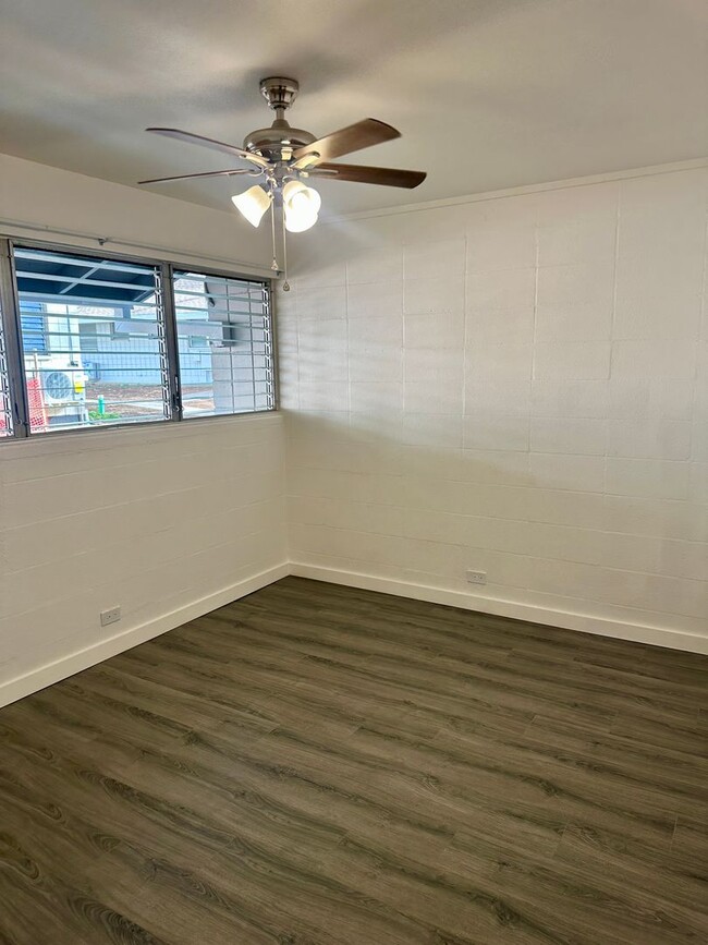 Building Photo - Single level 3 bedroom 2 bath townhome in ...